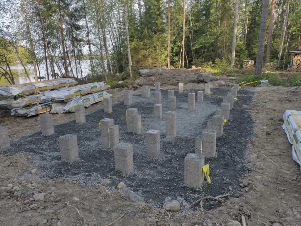Maa-ainessäkkejä ja työmaa