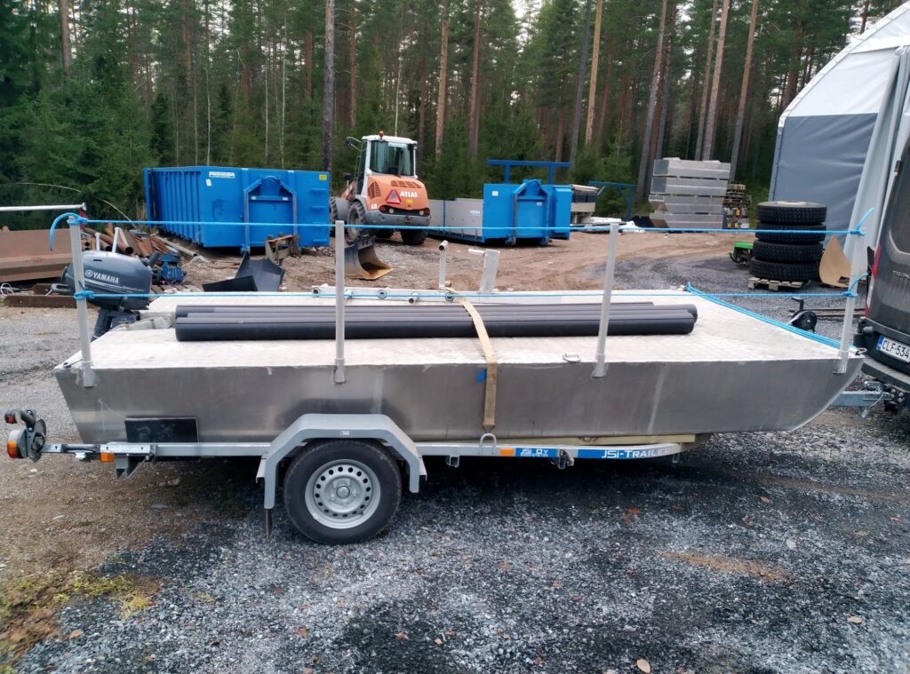 Telaparin alumiininen pikkulautta kuljetuslavalla