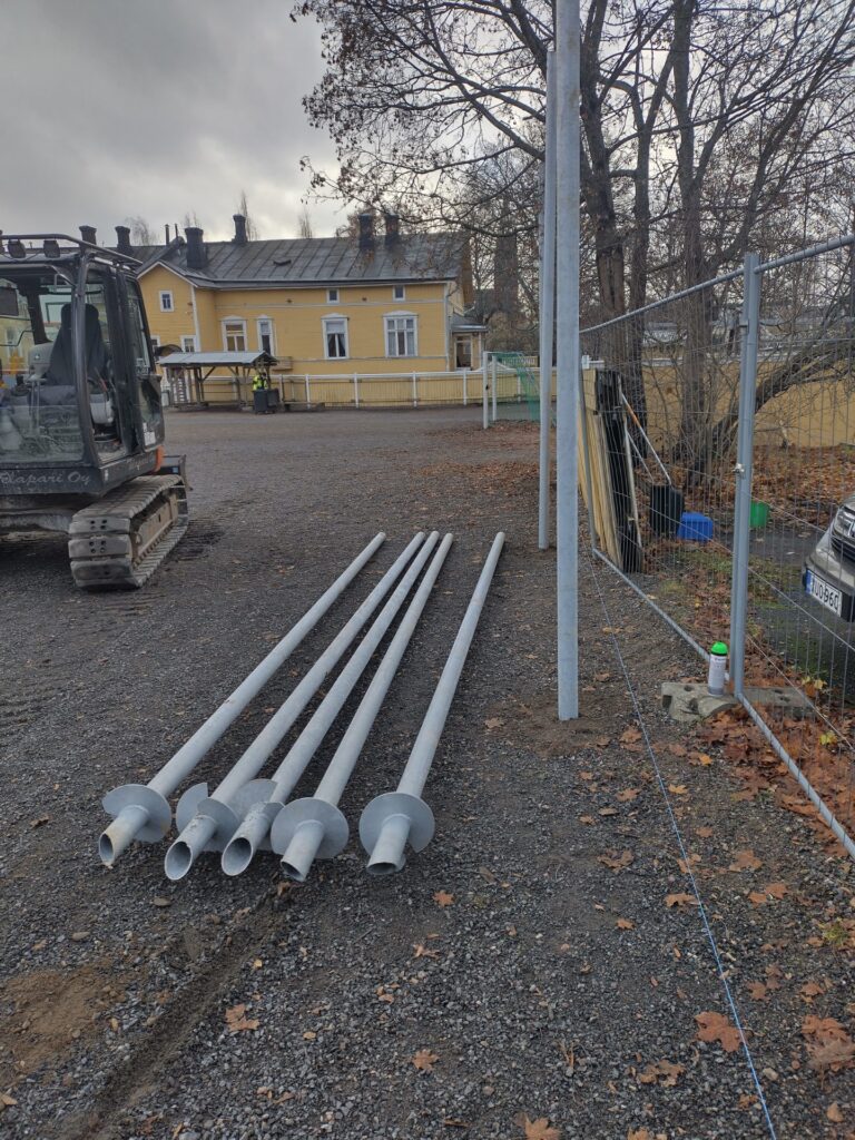 Telaparin ruuvipaalut työmaalla