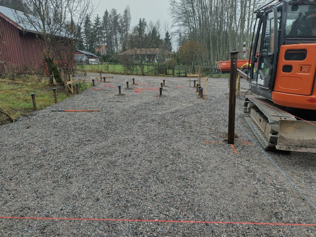 Telaparin ruuvipaalutus työmaalla