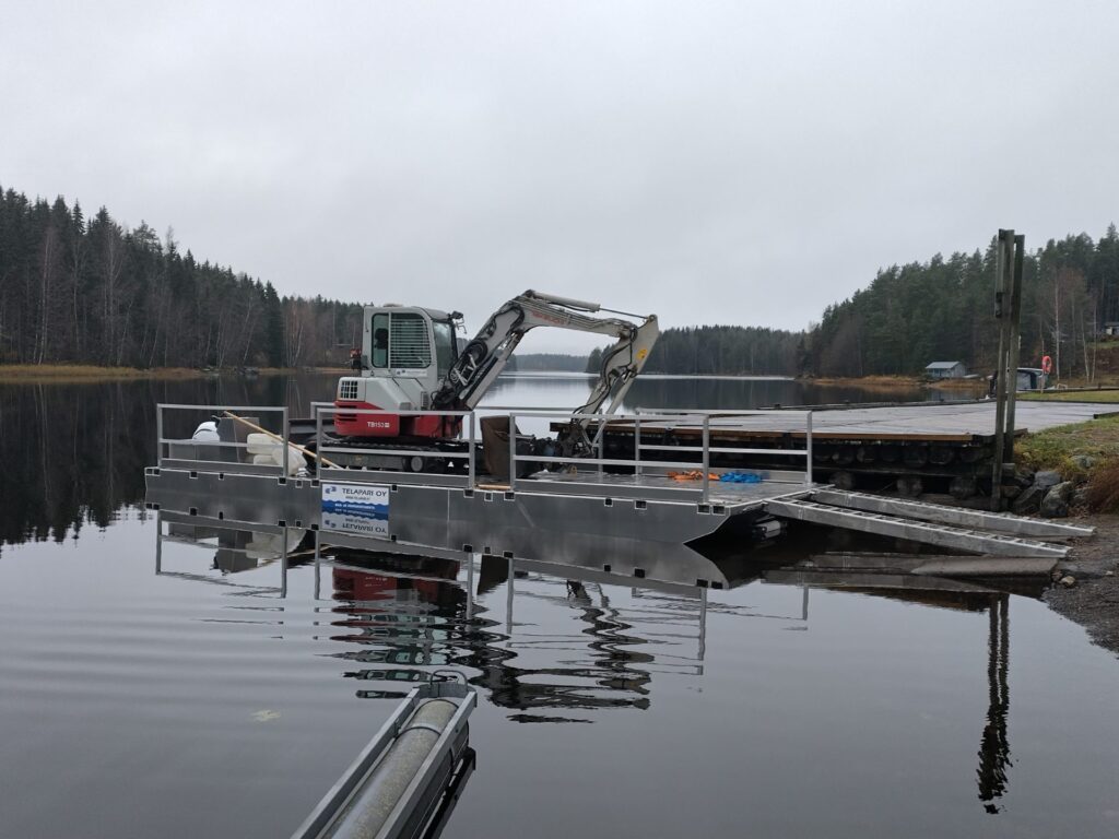 Telaparin lautta ja kalusto vesirakennustyössä