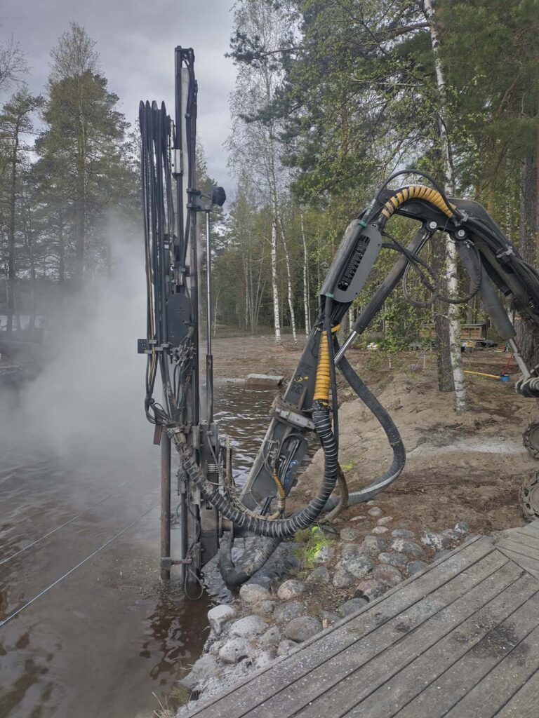 Poravaunu asentamassa porapaalua rannassa